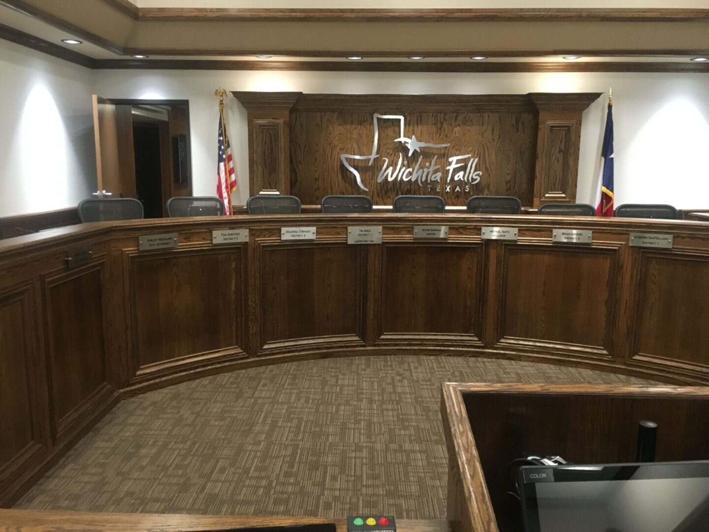 A courtroom with a bench and the texas flag on it.